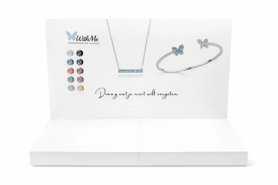 WithMe presentatiedisplay met kleurstalen, een ketting en een armband